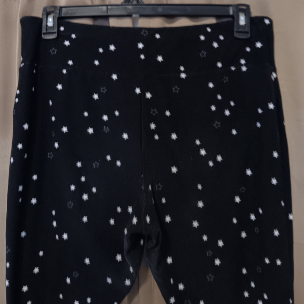 Terra & Sky Black Star Pattern Capri Leggings - Picture 5 of 9